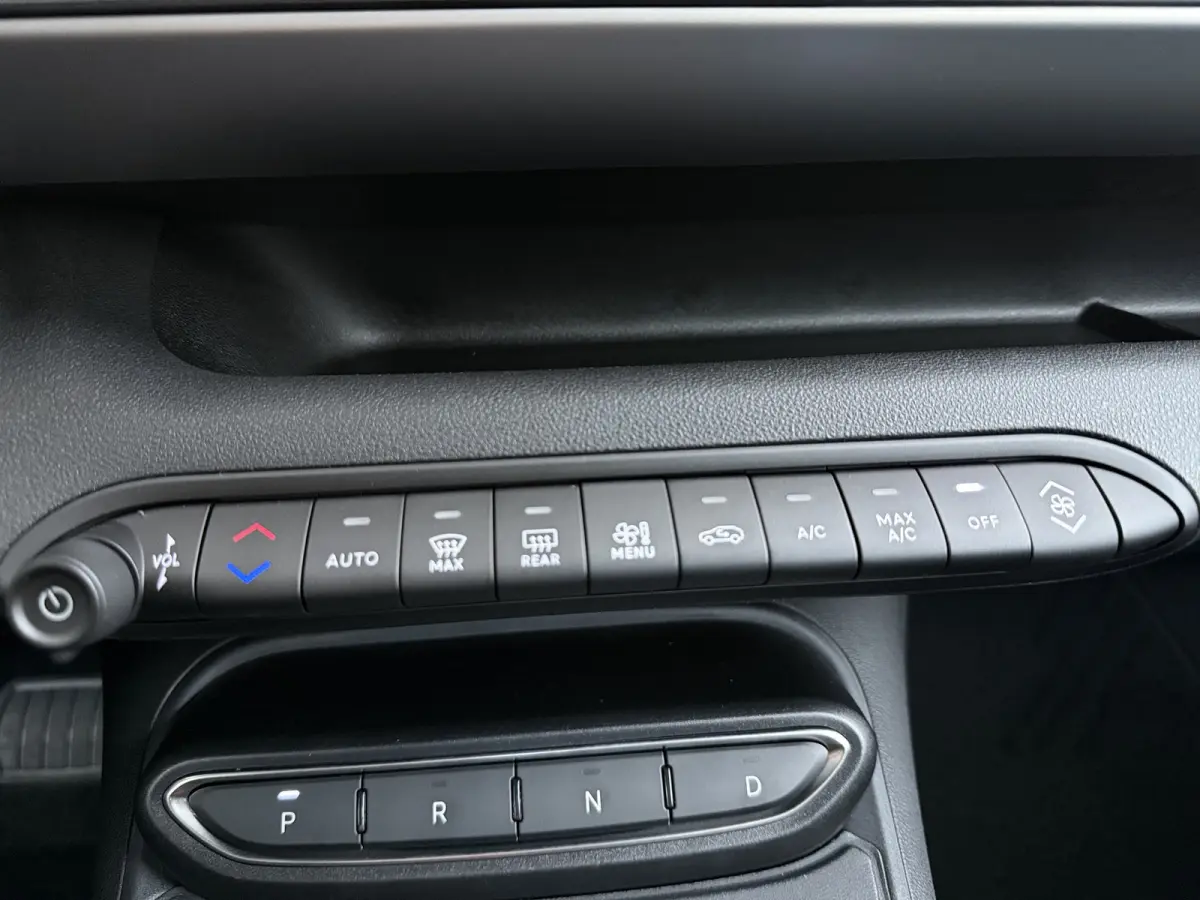 Black Edition 1.2 MHEV | 10,25 inch digitaal configureerbaar instrumentenpaneel | 10,25" Infotainment met draadloos Apple Carplay en Android Auto | Achterbank in delen neerklapbaar (40/60)