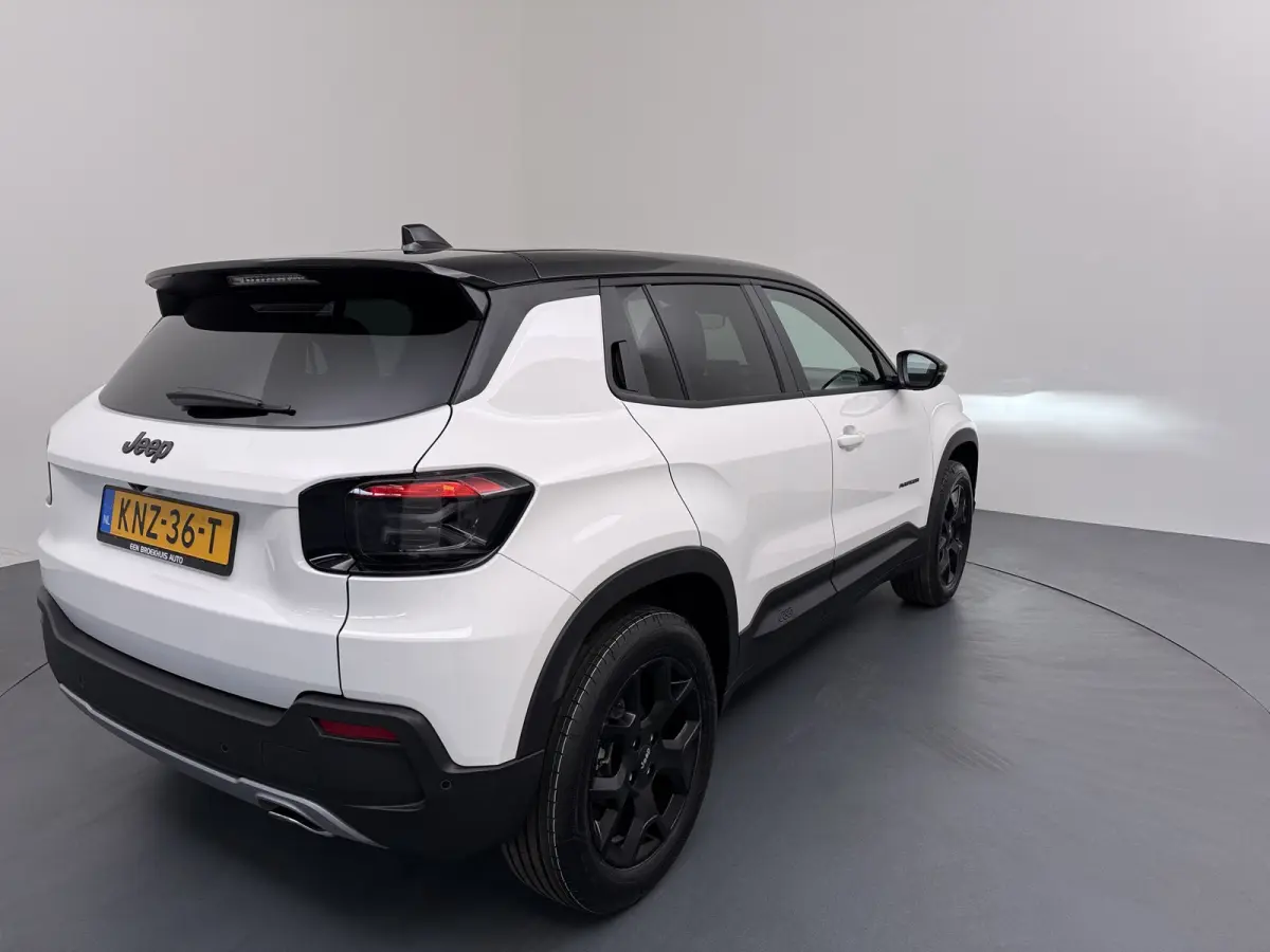 Black Edition 1.2 MHEV | 10,25 inch digitaal configureerbaar instrumentenpaneel | 10,25" Infotainment met draadloos Apple Carplay en Android Auto | Achterbank in delen neerklapbaar (40/60)