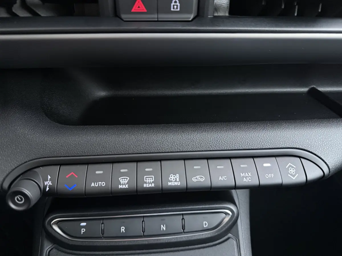 Black Edition 1.2 MHEV | 10,25 inch digitaal configureerbaar instrumentenpaneel | 10,25" Infotainment met draadloos Apple Carplay en Android Auto | Achterbank in delen neerklapbaar (40/60)