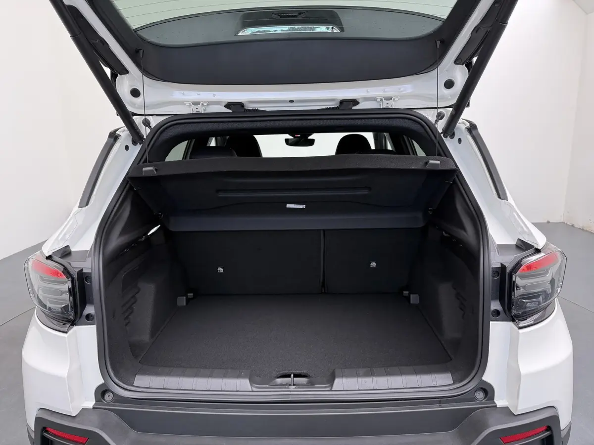 Black Edition 1.2 MHEV | 10,25 inch digitaal configureerbaar instrumentenpaneel | 10,25" Infotainment met draadloos Apple Carplay en Android Auto | Achterbank in delen neerklapbaar (40/60)
