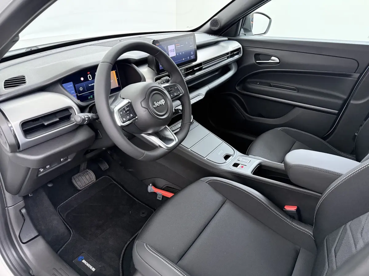Black Edition 1.2 MHEV | 10,25 inch digitaal configureerbaar instrumentenpaneel | 10,25" Infotainment met draadloos Apple Carplay en Android Auto | Achterbank in delen neerklapbaar (40/60)