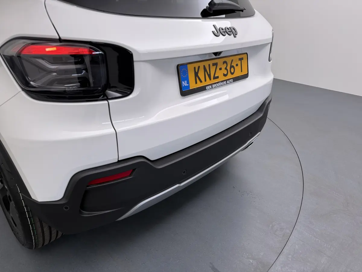 Black Edition 1.2 MHEV | 10,25 inch digitaal configureerbaar instrumentenpaneel | 10,25" Infotainment met draadloos Apple Carplay en Android Auto | Achterbank in delen neerklapbaar (40/60)