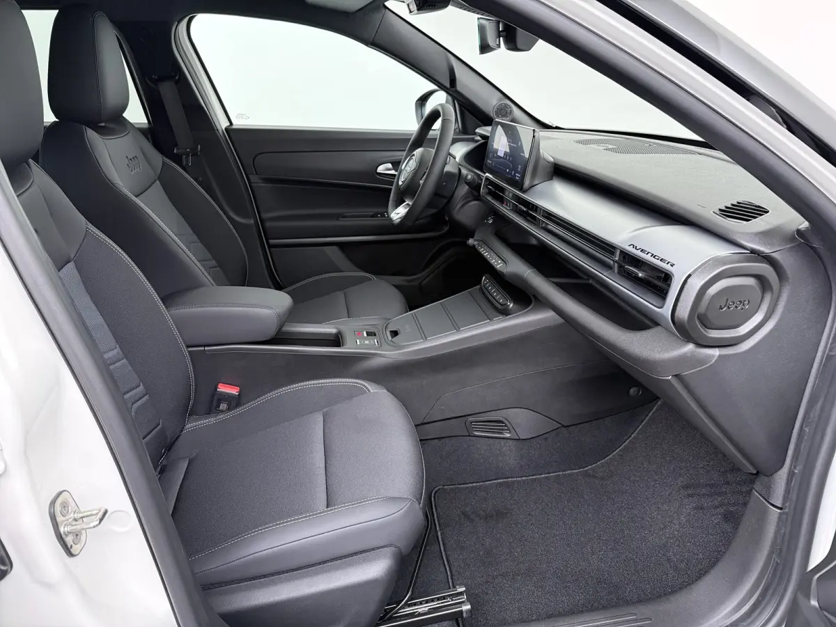 Black Edition 1.2 MHEV | 10,25 inch digitaal configureerbaar instrumentenpaneel | 10,25" Infotainment met draadloos Apple Carplay en Android Auto | Achterbank in delen neerklapbaar (40/60)