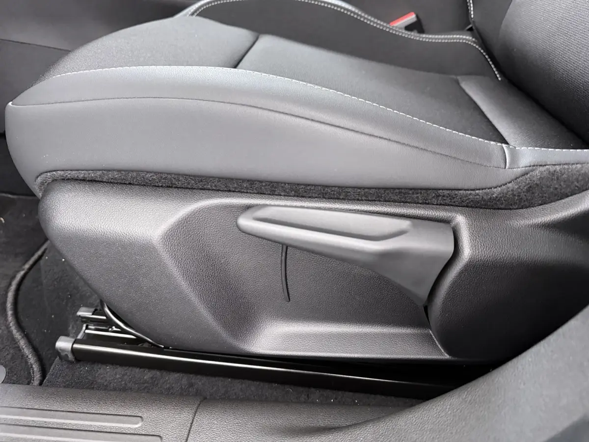 Black Edition 1.2 MHEV | 10,25 inch digitaal configureerbaar instrumentenpaneel | 10,25" Infotainment met draadloos Apple Carplay en Android Auto | Achterbank in delen neerklapbaar (40/60)