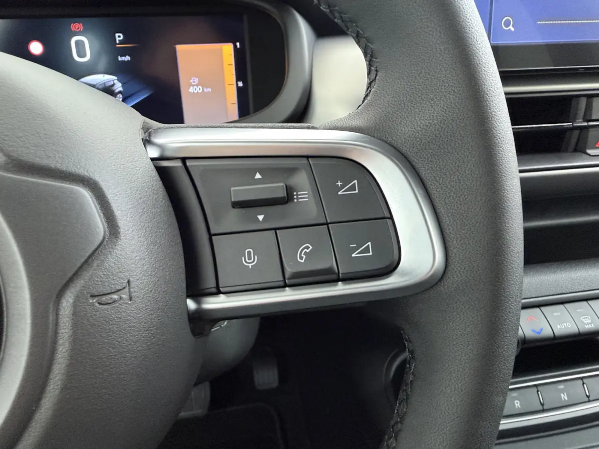Black Edition 1.2 MHEV | 10,25 inch digitaal configureerbaar instrumentenpaneel | 10,25" Infotainment met draadloos Apple Carplay en Android Auto | Achterbank in delen neerklapbaar (40/60)