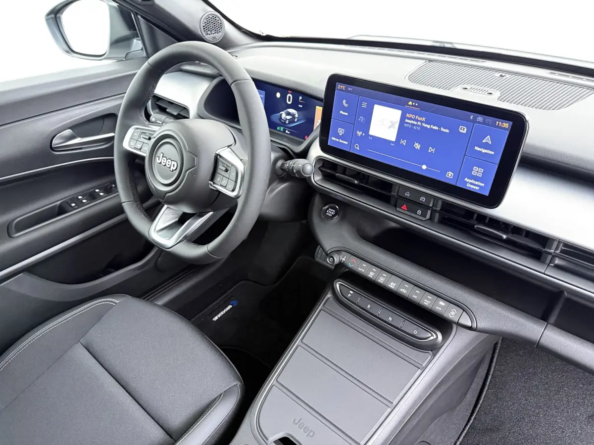Black Edition 1.2 MHEV | 10,25 inch digitaal configureerbaar instrumentenpaneel | 10,25" Infotainment met draadloos Apple Carplay en Android Auto | Achterbank in delen neerklapbaar (40/60)