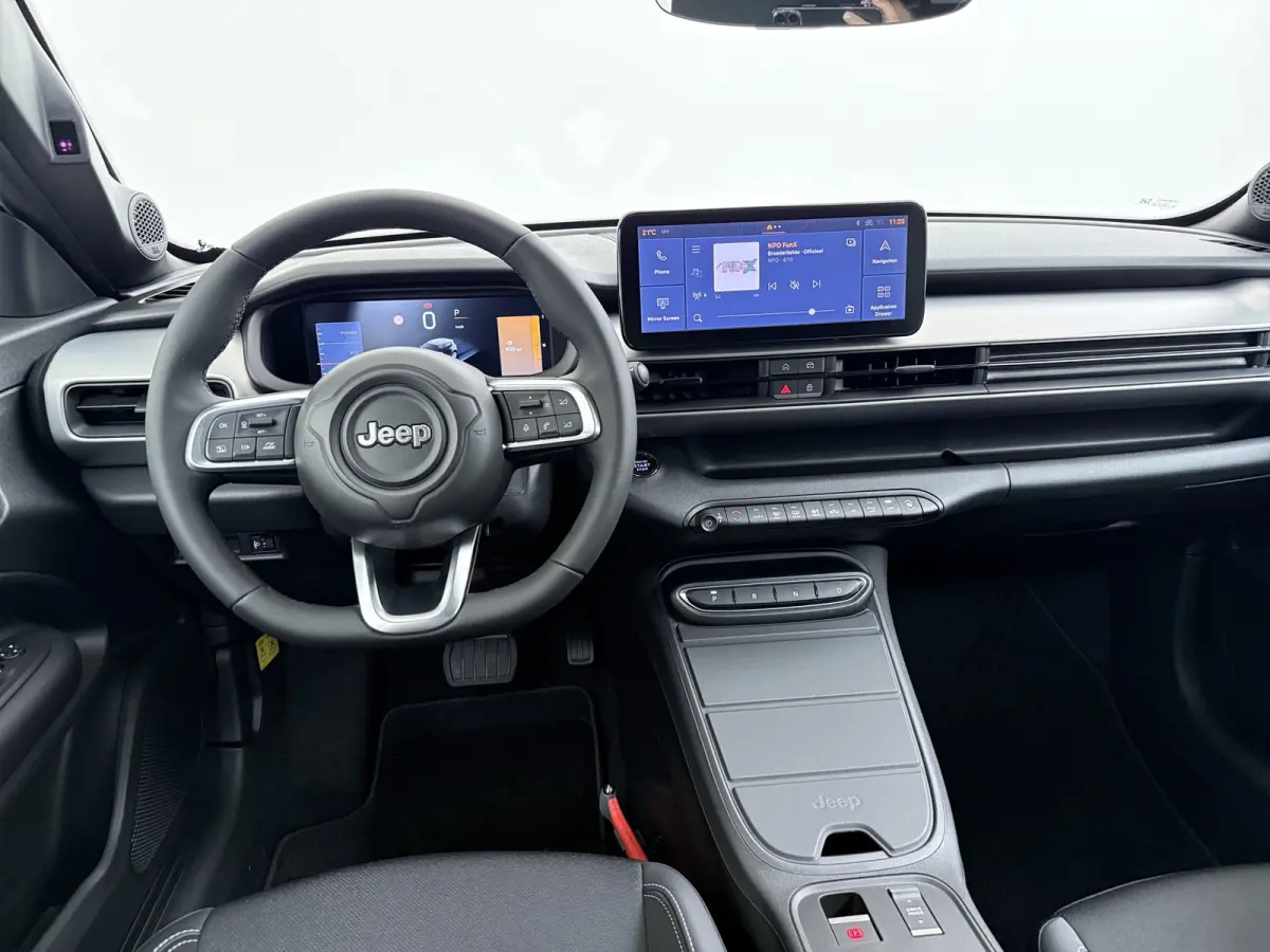 Black Edition 1.2 MHEV | 10,25 inch digitaal configureerbaar instrumentenpaneel | 10,25" Infotainment met draadloos Apple Carplay en Android Auto | Achterbank in delen neerklapbaar (40/60)