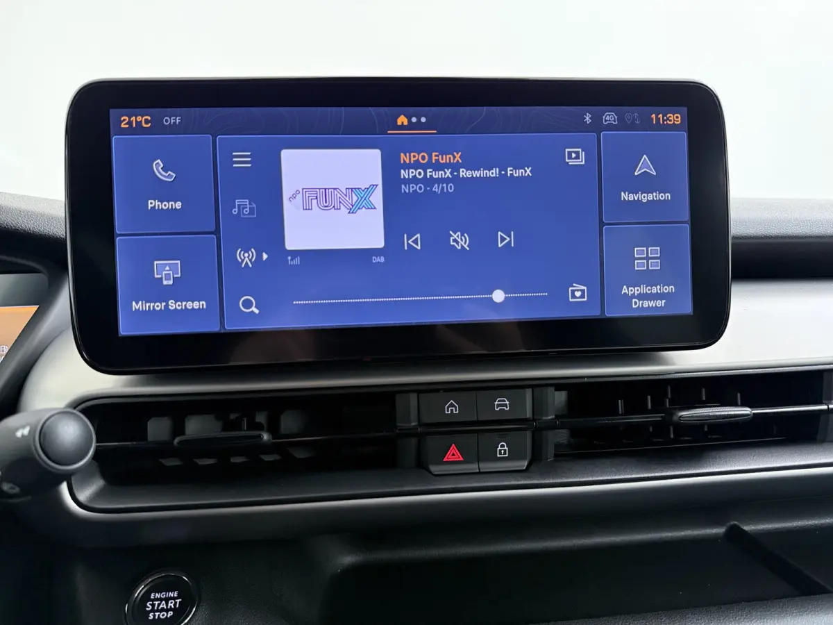 Black Edition 1.2 MHEV | 10,25 inch digitaal configureerbaar instrumentenpaneel | 10,25" Infotainment met draadloos Apple Carplay en Android Auto | Achterbank in delen neerklapbaar (40/60)