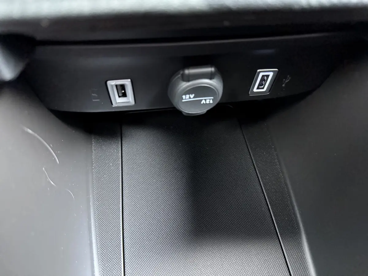 Black Edition 1.2 MHEV | 10,25 inch digitaal configureerbaar instrumentenpaneel | 10,25" Infotainment met draadloos Apple Carplay en Android Auto | Achterbank in delen neerklapbaar (40/60)