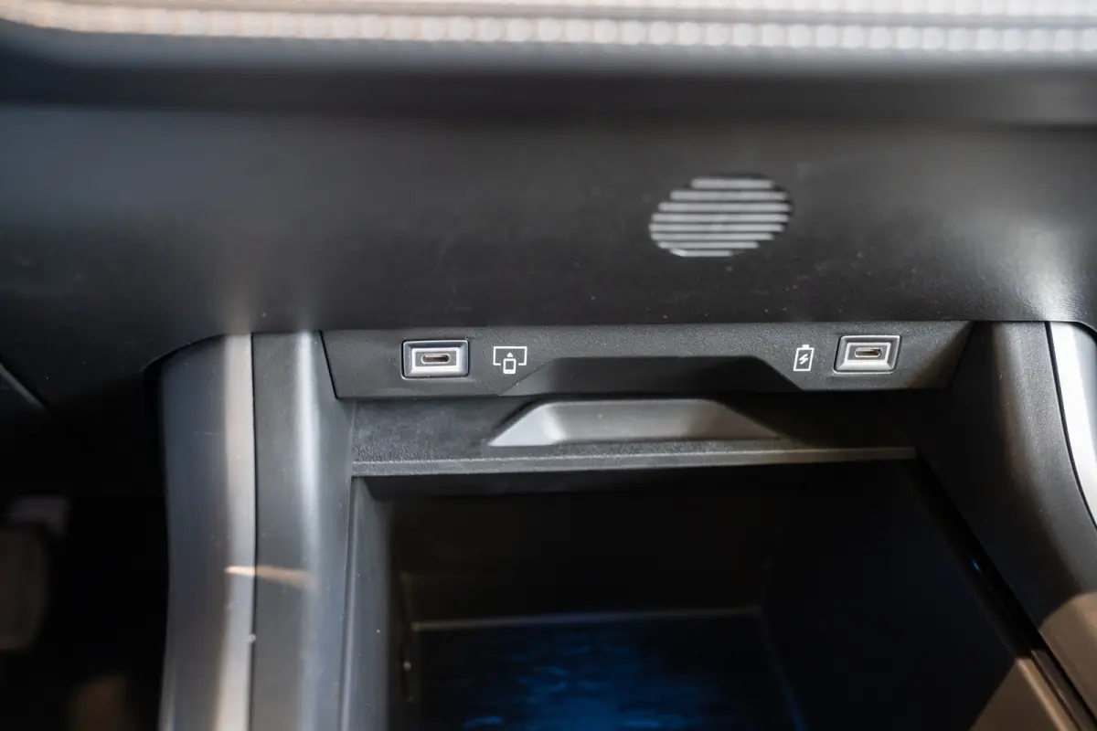 1.2 e-Hybrid First Edition | Tot 8 Jaar Garantie | Schuif-Kanteldak | Lederen bekleding | Focal Sound | Stoel & Stuurwielverwarming |