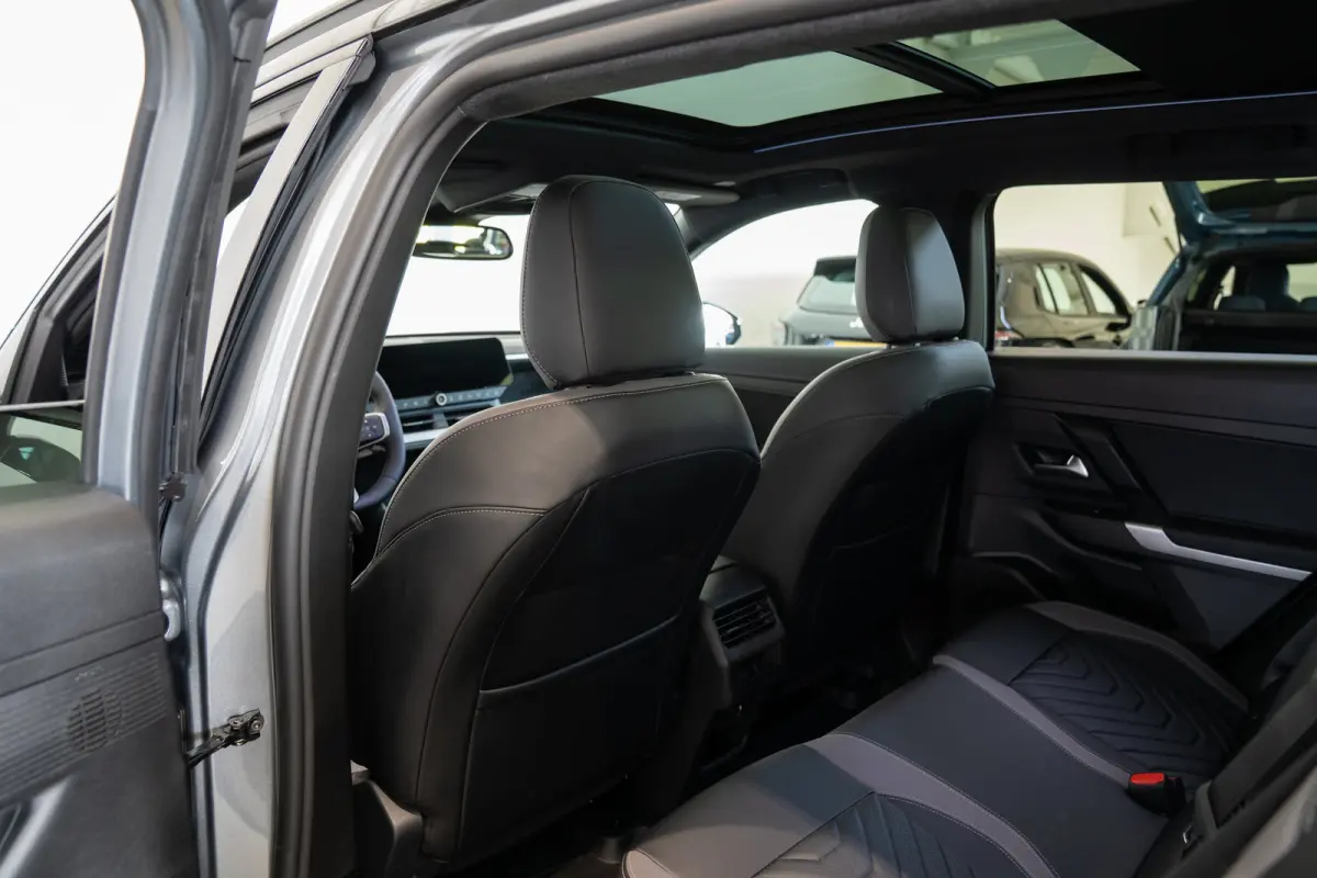 1.2 e-Hybrid First Edition | Tot 8 Jaar Garantie | Schuif-Kanteldak | Lederen bekleding | Focal Sound | Stoel & Stuurwielverwarming |