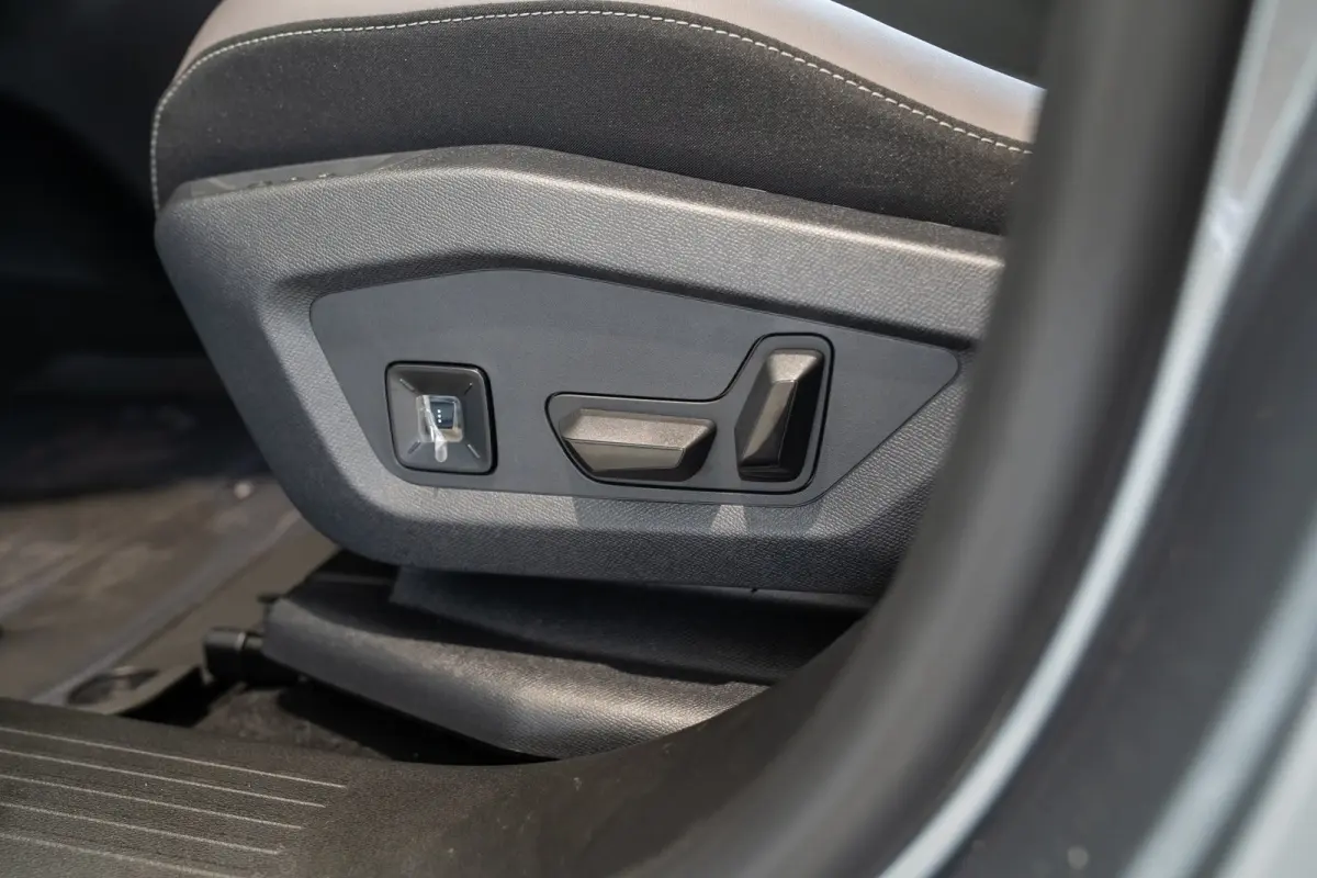 1.2 e-Hybrid First Edition | Tot 8 Jaar Garantie | Schuif-Kanteldak | Lederen bekleding | Focal Sound | Stoel & Stuurwielverwarming |