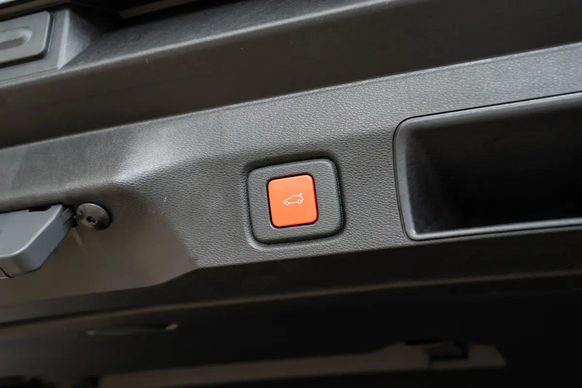 1.2 e-Hybrid First Edition | Tot 8 Jaar Garantie | Schuif-Kanteldak | Lederen bekleding | Focal Sound | Stoel & Stuurwielverwarming |