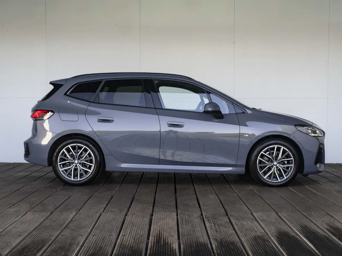 218i | M Sportpakket | Comfort Access | Panoramadak | Driving Assistant Plus | Head Up Display | Adaptief onderstel | Trekhaak