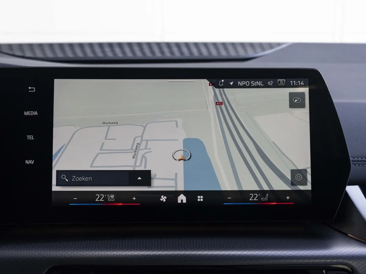 218i | M Sportpakket | Comfort Access | Panoramadak | Driving Assistant Plus | Head Up Display | Adaptief onderstel | Trekhaak