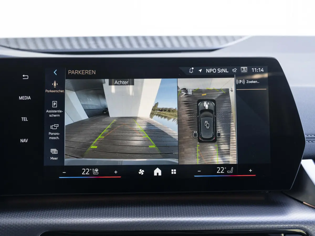 218i | M Sportpakket | Comfort Access | Panoramadak | Driving Assistant Plus | Head Up Display | Adaptief onderstel | Trekhaak