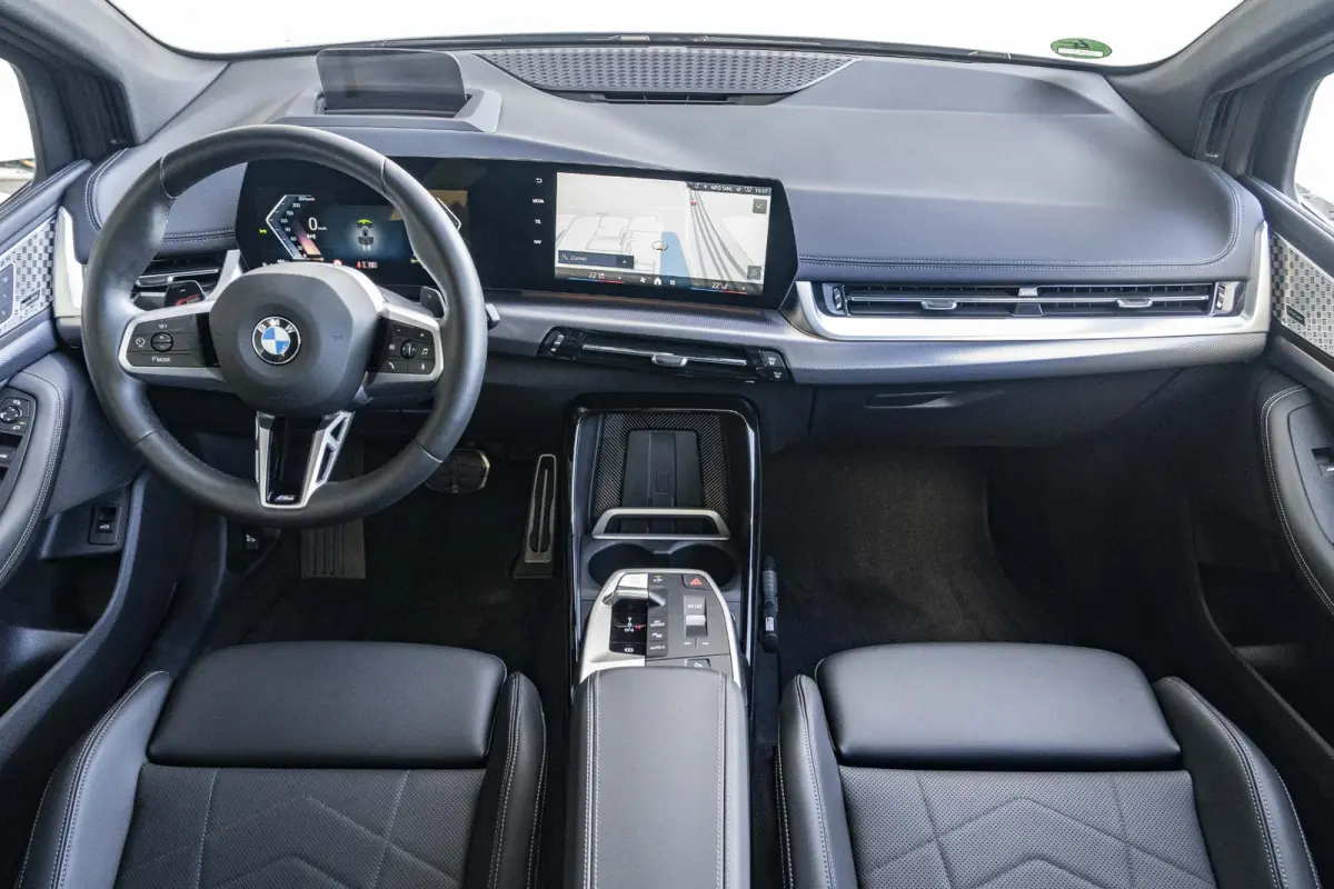 218i | M Sportpakket | Comfort Access | Panoramadak | Driving Assistant Plus | Head Up Display | Adaptief onderstel | Trekhaak