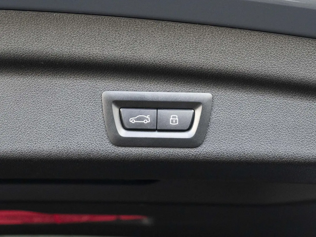 218i | M Sportpakket | Comfort Access | Panoramadak | Driving Assistant Plus | Head Up Display | Adaptief onderstel | Trekhaak