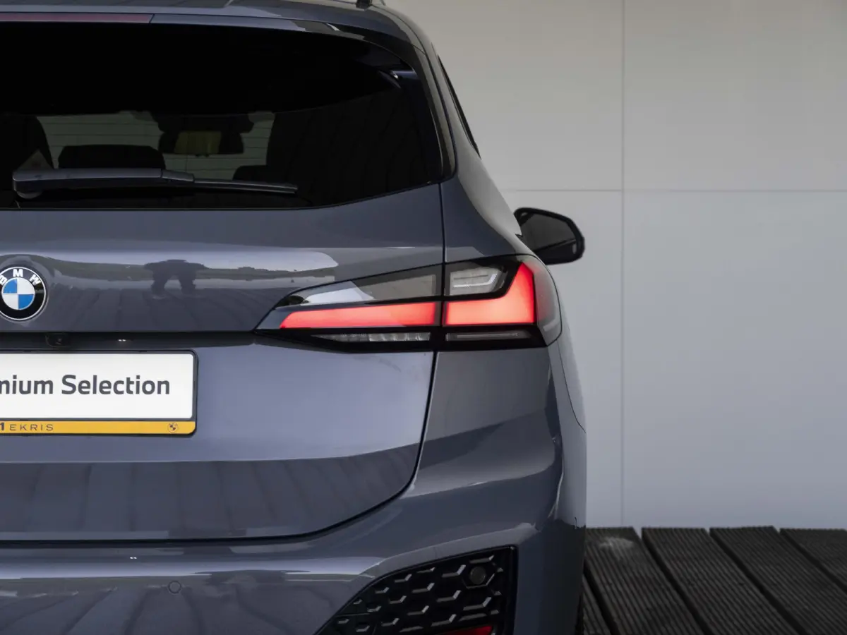 218i | M Sportpakket | Comfort Access | Panoramadak | Driving Assistant Plus | Head Up Display | Adaptief onderstel | Trekhaak