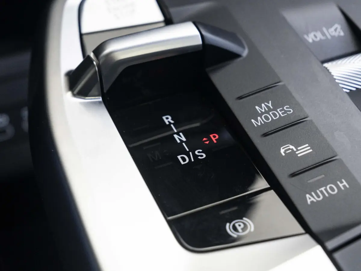 218i | M Sportpakket | Comfort Access | Panoramadak | Driving Assistant Plus | Head Up Display | Adaptief onderstel | Trekhaak
