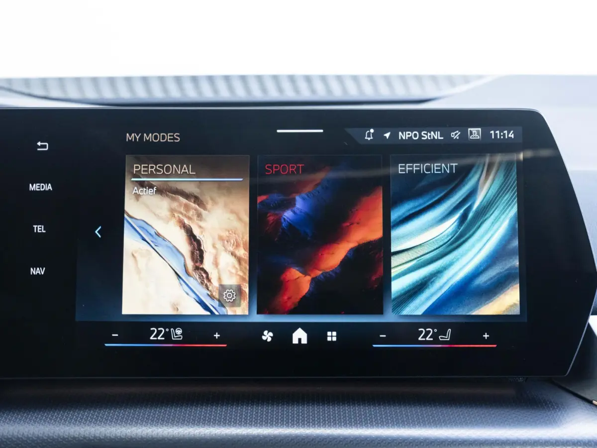 218i | M Sportpakket | Comfort Access | Panoramadak | Driving Assistant Plus | Head Up Display | Adaptief onderstel | Trekhaak