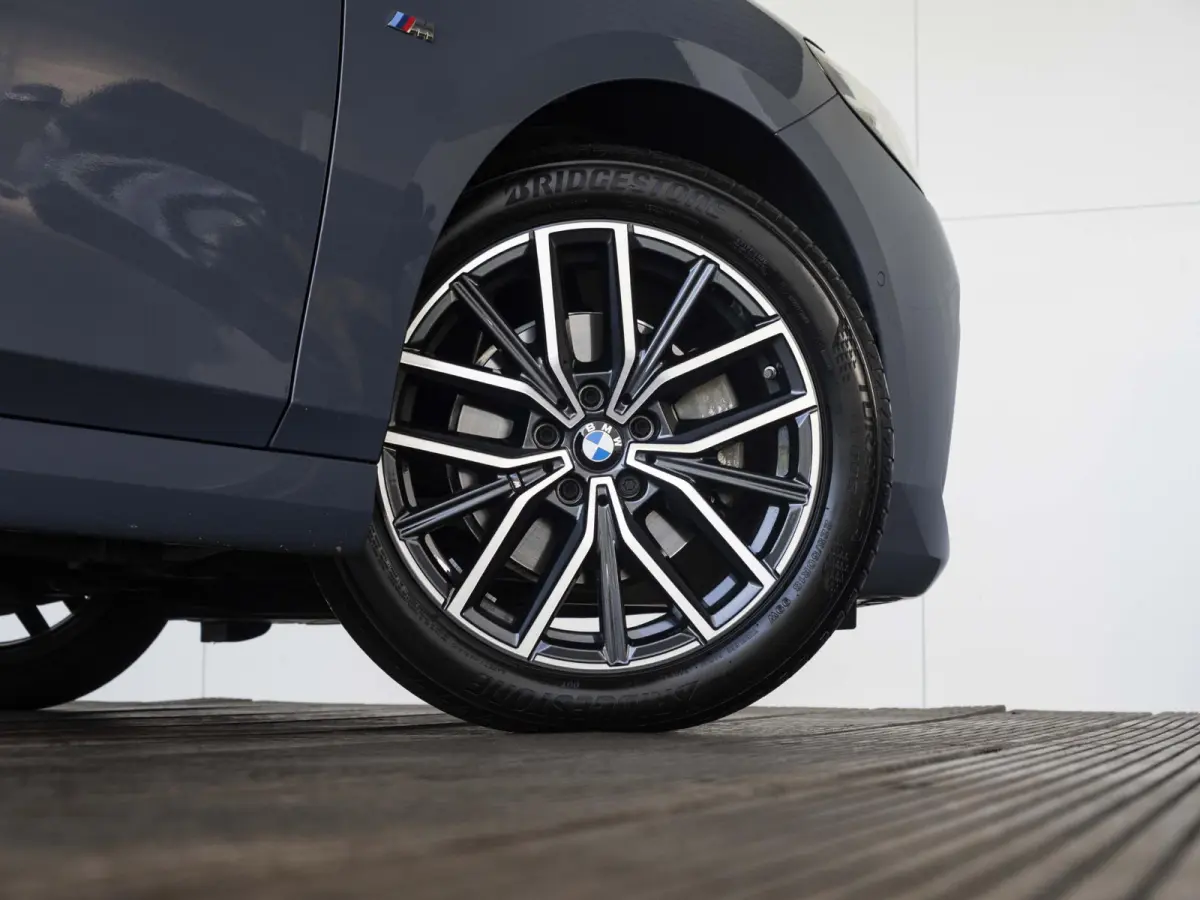 218i | M Sportpakket | Comfort Access | Panoramadak | Driving Assistant Plus | Head Up Display | Adaptief onderstel | Trekhaak