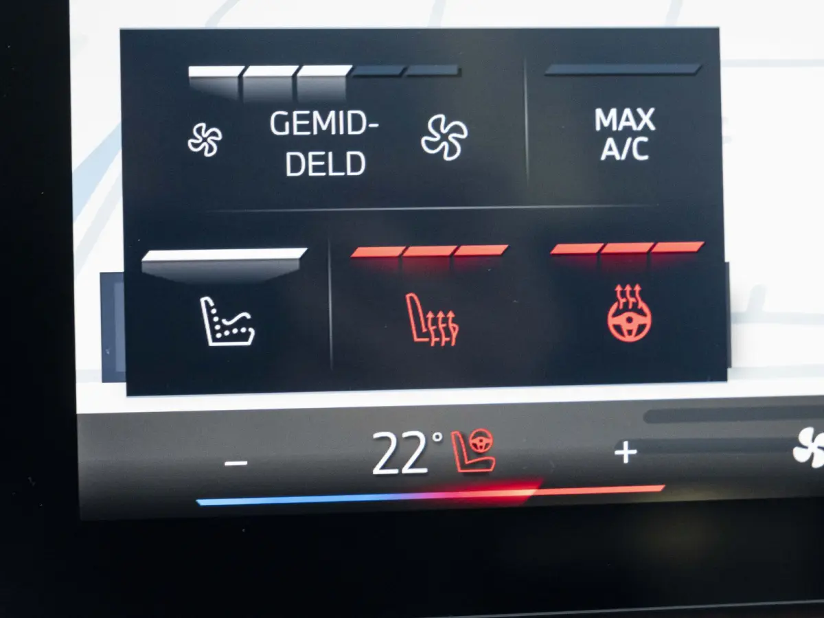 218i | M Sportpakket | Comfort Access | Panoramadak | Driving Assistant Plus | Head Up Display | Adaptief onderstel | Trekhaak
