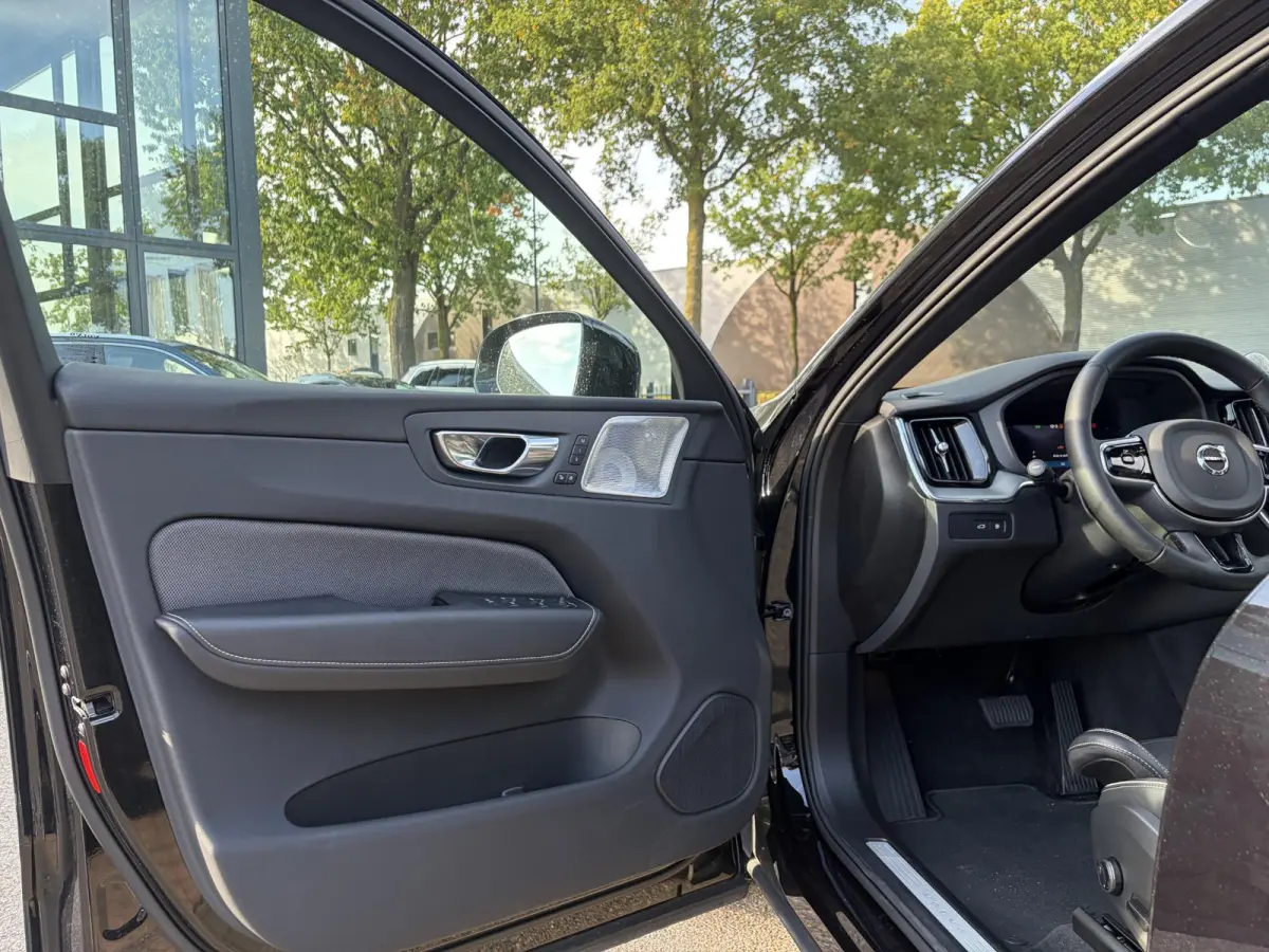2.0 T8 Plug-in hybrid AWD Plus Black Edition FULL OPTIONS| ELEK. TREKHAAK| LUCHTVERING!| PANO| BOWERS EN WILKINS| MEMORY STOELEN| 360 CAMERA| STOEL + STUURVERWARMING| ACHTERBANK VERWARMD|