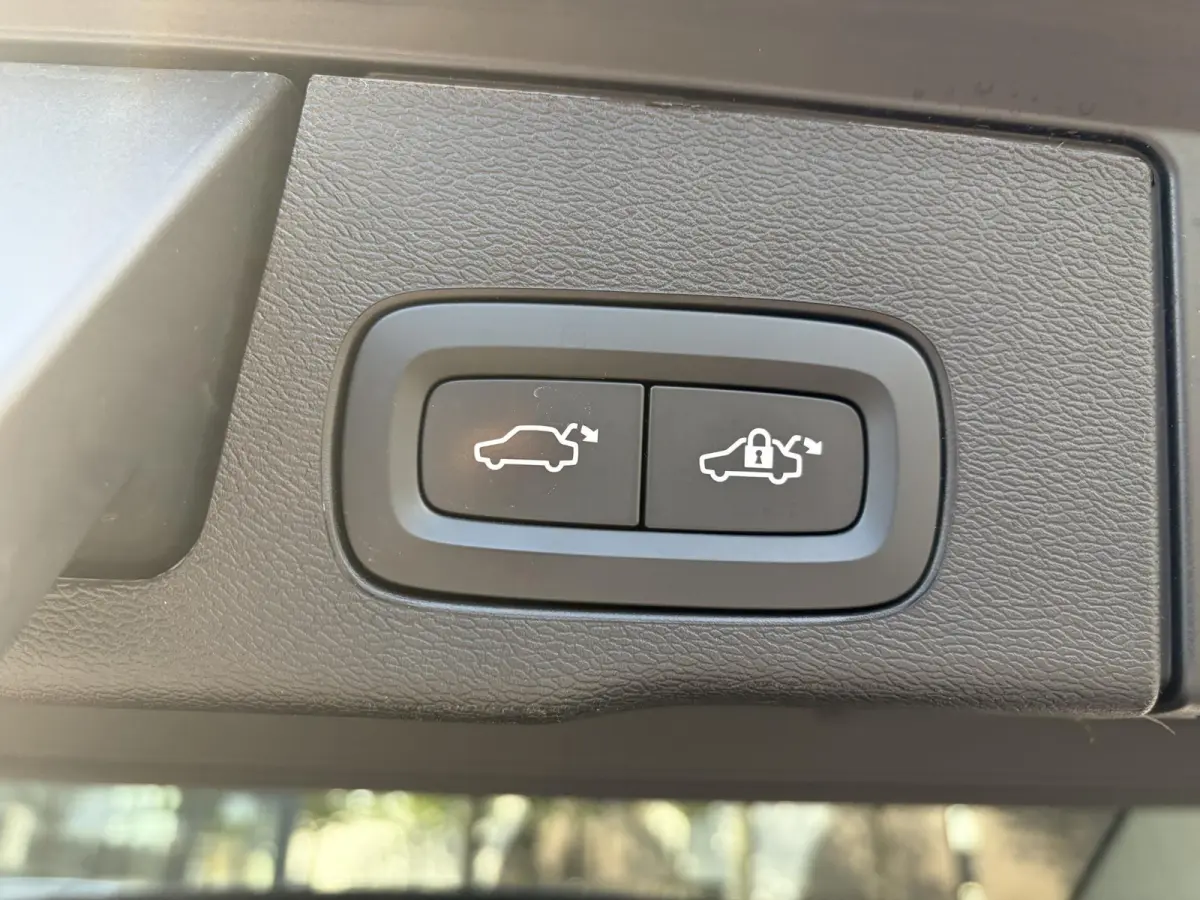 2.0 T8 Plug-in hybrid AWD Plus Black Edition FULL OPTIONS| ELEK. TREKHAAK| LUCHTVERING!| PANO| BOWERS EN WILKINS| MEMORY STOELEN| 360 CAMERA| STOEL + STUURVERWARMING| ACHTERBANK VERWARMD|