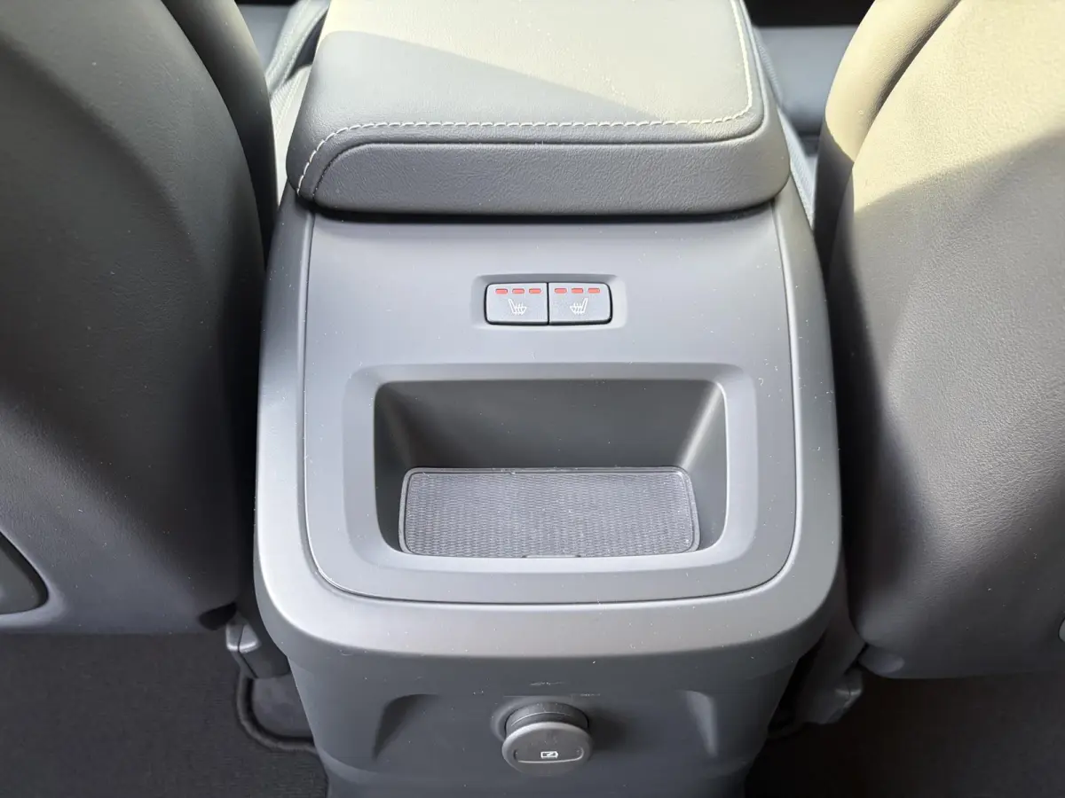 2.0 T8 Plug-in hybrid AWD Plus Black Edition FULL OPTIONS| ELEK. TREKHAAK| LUCHTVERING!| PANO| BOWERS EN WILKINS| MEMORY STOELEN| 360 CAMERA| STOEL + STUURVERWARMING| ACHTERBANK VERWARMD|