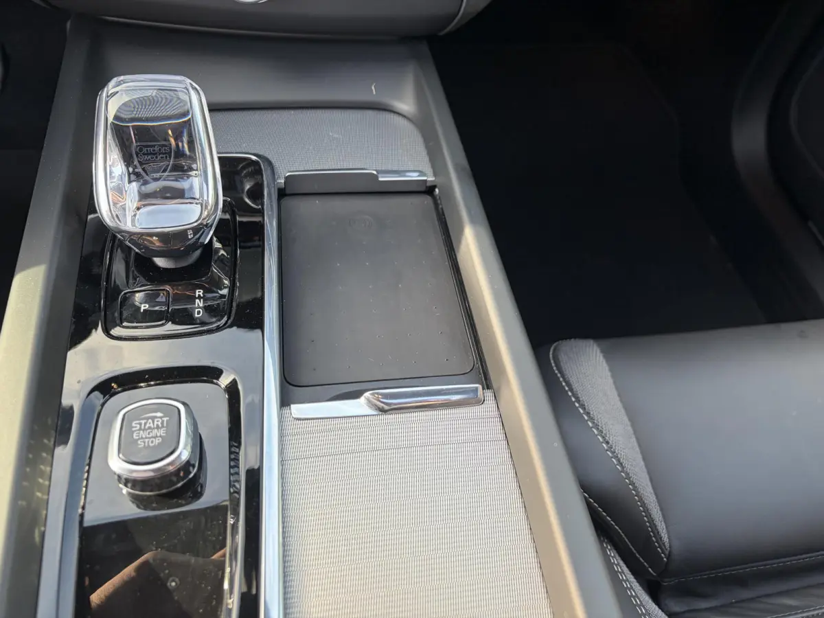 2.0 T8 Plug-in hybrid AWD Plus Black Edition FULL OPTIONS| ELEK. TREKHAAK| LUCHTVERING!| PANO| BOWERS EN WILKINS| MEMORY STOELEN| 360 CAMERA| STOEL + STUURVERWARMING| ACHTERBANK VERWARMD|