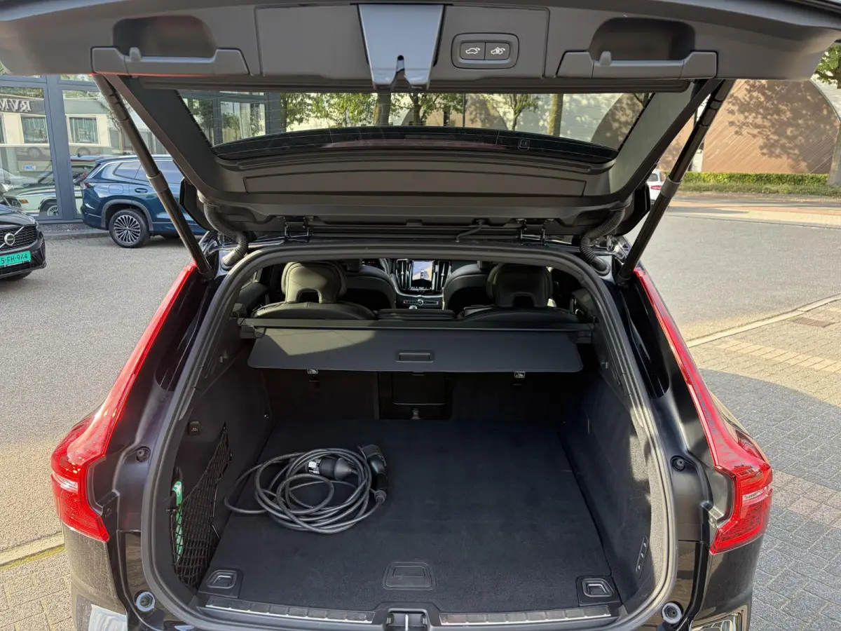 2.0 T8 Plug-in hybrid AWD Plus Black Edition FULL OPTIONS| ELEK. TREKHAAK| LUCHTVERING!| PANO| BOWERS EN WILKINS| MEMORY STOELEN| 360 CAMERA| STOEL + STUURVERWARMING| ACHTERBANK VERWARMD|