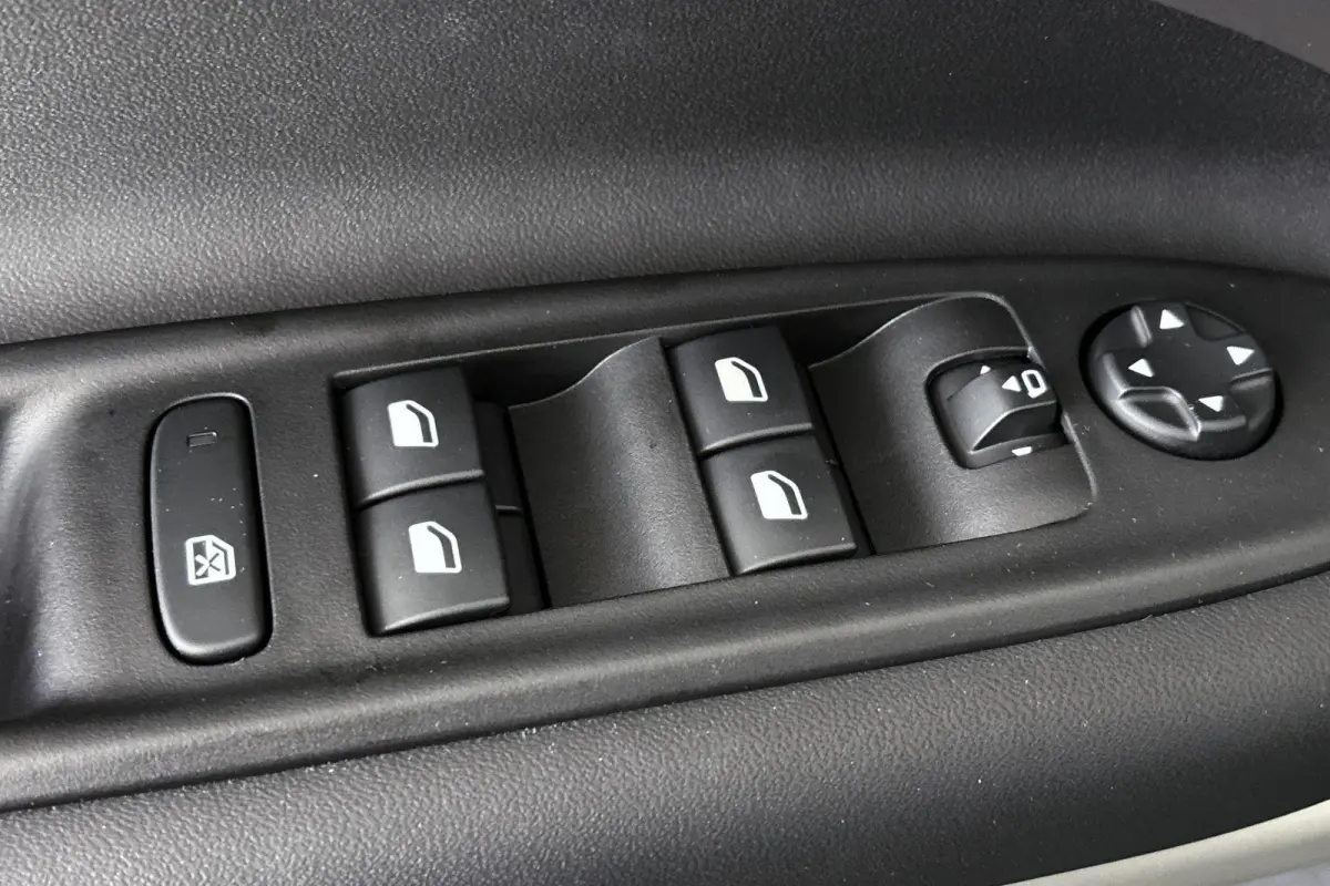 1.2 e-Hybrid 85th Anniversary Facelift Panoramadak Keyless Stoelverwarming Camera