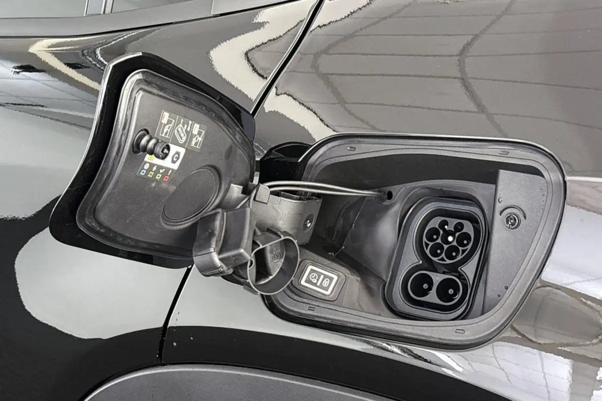 Summit 54 kWh Panoramadak Stoelverwarming Keyless Cmaera