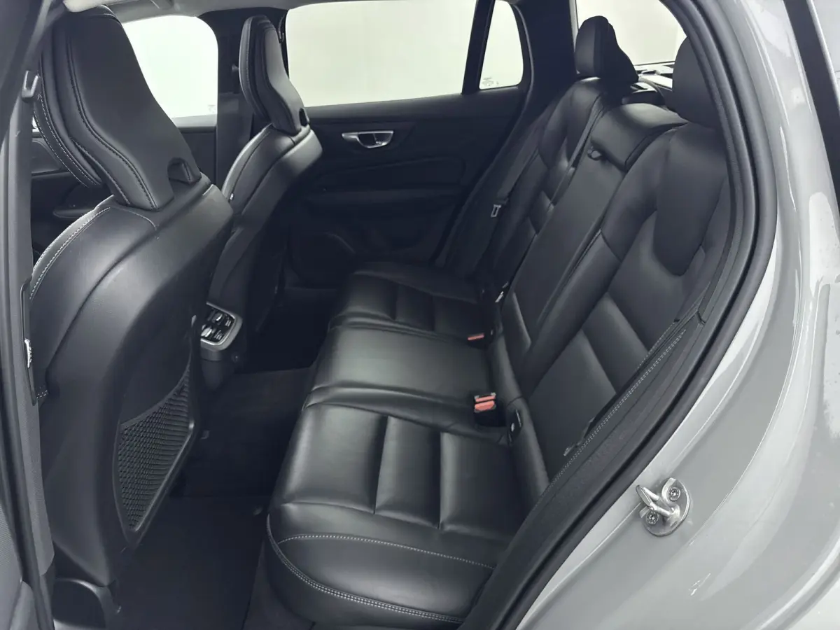 B4 Ultimate Dark | 1e Eigenaar | HUD | PDC V+A en Camera | Stoelventilatie - verwarming | Panoramadak | Keyless | Apple Carplay - Android Auto | Harman - Kardon |