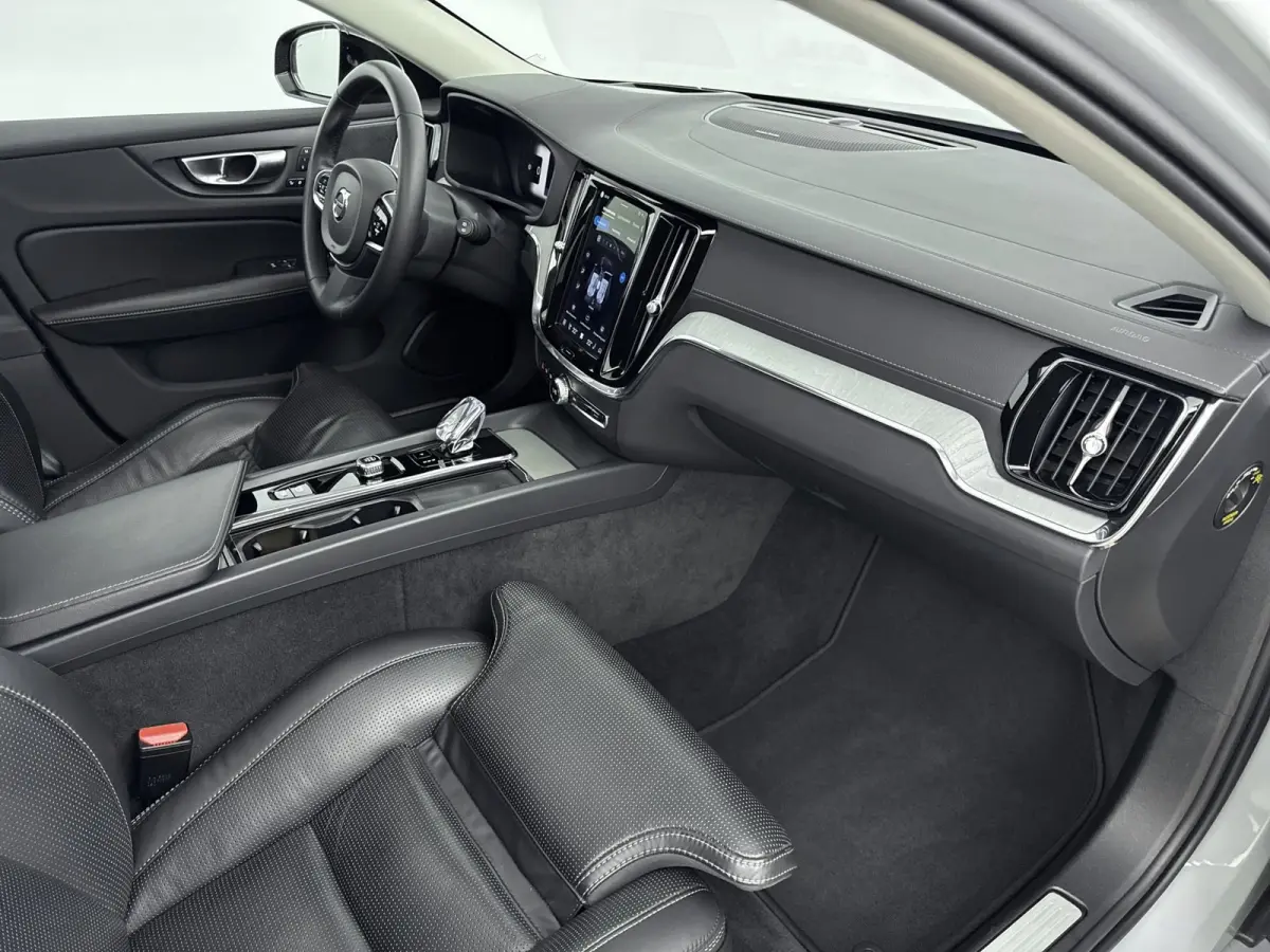 B4 Ultimate Dark | 1e Eigenaar | HUD | PDC V+A en Camera | Stoelventilatie - verwarming | Panoramadak | Keyless | Apple Carplay - Android Auto | Harman - Kardon |