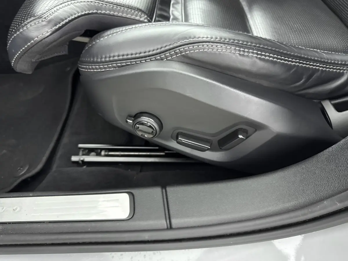 B4 Ultimate Dark | 1e Eigenaar | HUD | PDC V+A en Camera | Stoelventilatie - verwarming | Panoramadak | Keyless | Apple Carplay - Android Auto | Harman - Kardon |