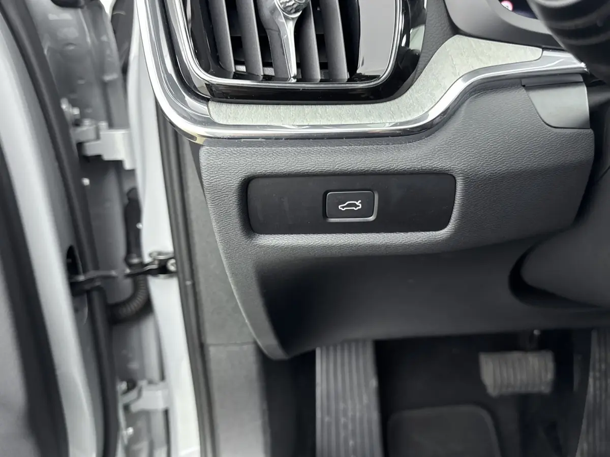 B4 Ultimate Dark | 1e Eigenaar | HUD | PDC V+A en Camera | Stoelventilatie - verwarming | Panoramadak | Keyless | Apple Carplay - Android Auto | Harman - Kardon |