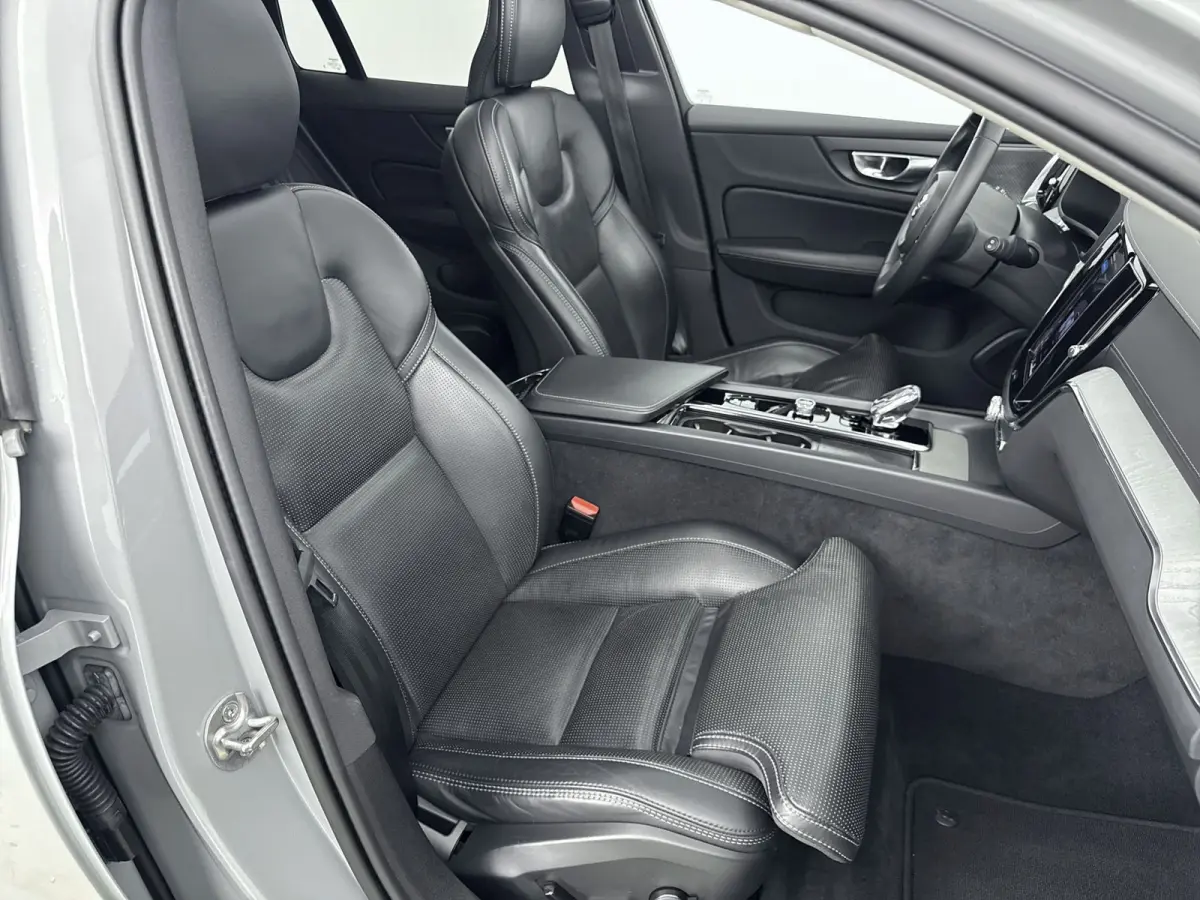 B4 Ultimate Dark | 1e Eigenaar | HUD | PDC V+A en Camera | Stoelventilatie - verwarming | Panoramadak | Keyless | Apple Carplay - Android Auto | Harman - Kardon |