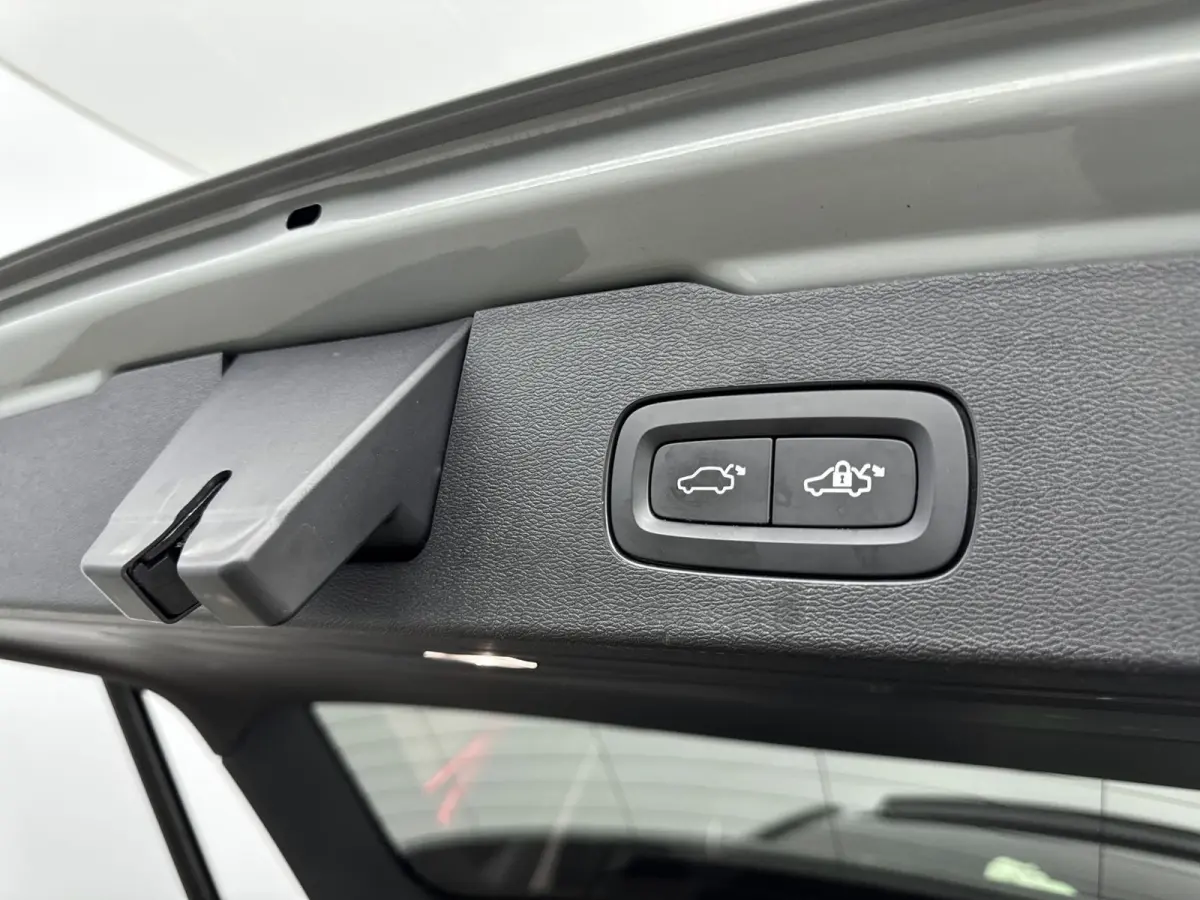 B4 Ultimate Dark | 1e Eigenaar | HUD | PDC V+A en Camera | Stoelventilatie - verwarming | Panoramadak | Keyless | Apple Carplay - Android Auto | Harman - Kardon |