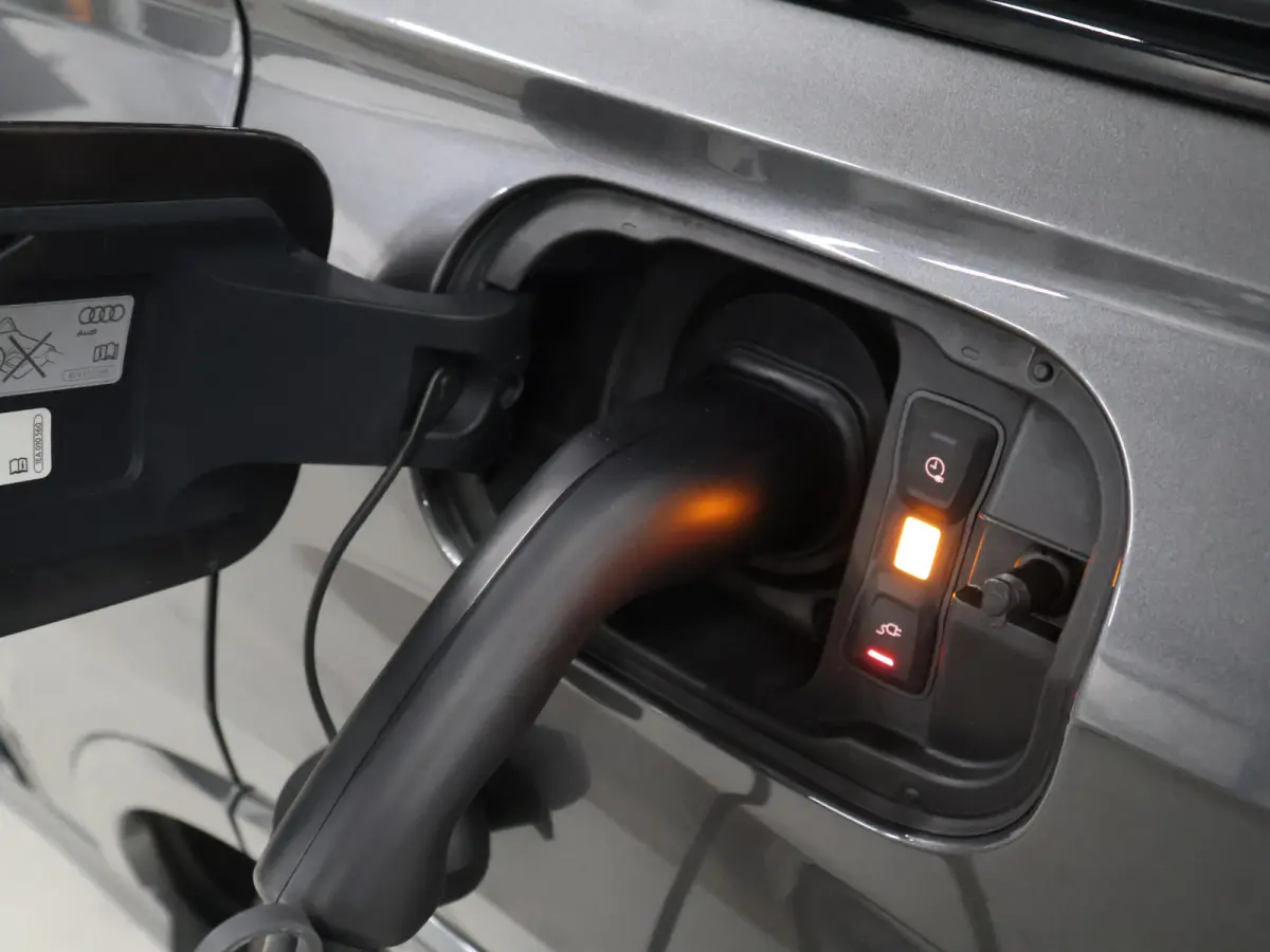 1.5 P300e AWD R-Dynamic SE [SCHUIFKANTELDAK, MERIDIAN, APPLE CARPLAY, ANDROID, MEMORY SEATS, CAMERA, VOL LEDER, ELEKTRISCHE ACHTERKLEP, PDC V+A, PARKEER ASSISTENT, CRUISE CONTROL, GROOT NAVI