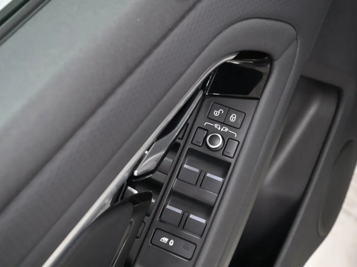1.5 P300e AWD R-Dynamic SE [SCHUIFKANTELDAK, MERIDIAN, APPLE CARPLAY, ANDROID, MEMORY SEATS, CAMERA, VOL LEDER, ELEKTRISCHE ACHTERKLEP, PDC V+A, PARKEER ASSISTENT, CRUISE CONTROL, GROOT NAVI
