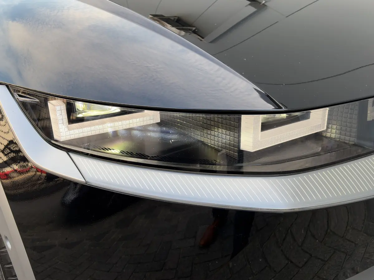 73kWh 218pk Lounge | Carplay | SOH 100% | Trekhaak | Stoelgeheugen | Elektrische achterklep | Dodehoekdetectie | Stoelventilatie | Warmtepomp | Adaptive cruise controle | 360 graden camera