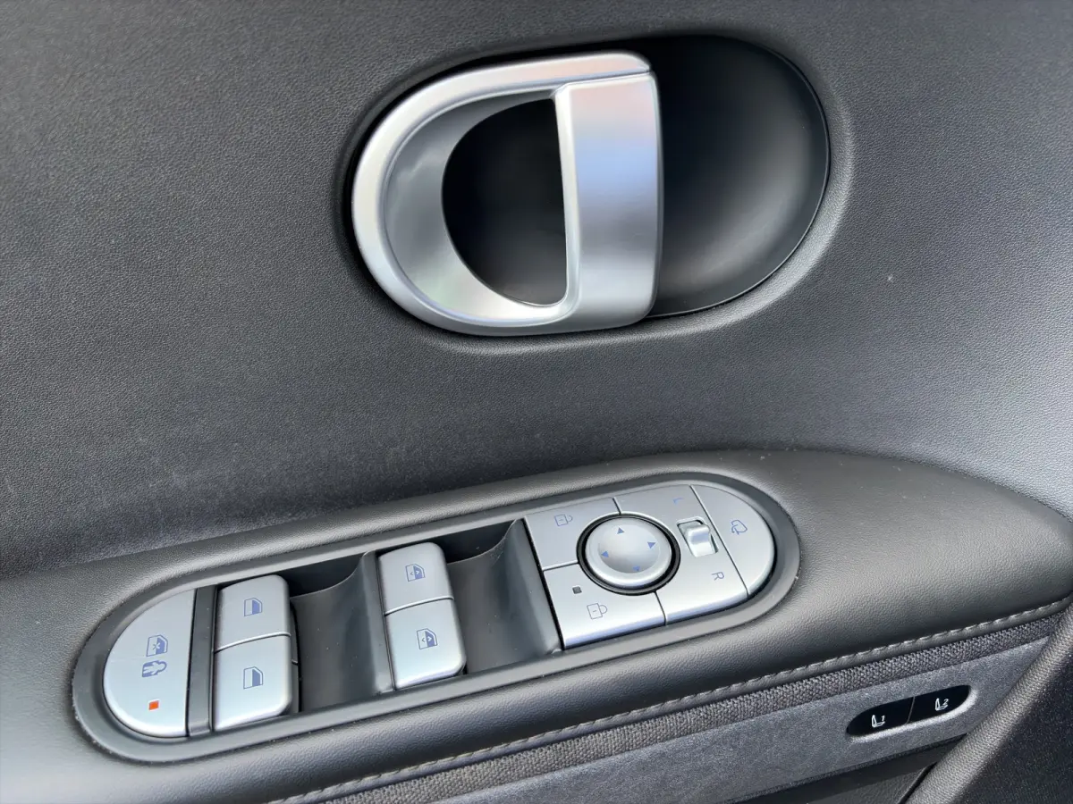 73kWh 218pk Lounge | Carplay | SOH 100% | Trekhaak | Stoelgeheugen | Elektrische achterklep | Dodehoekdetectie | Stoelventilatie | Warmtepomp | Adaptive cruise controle | 360 graden camera