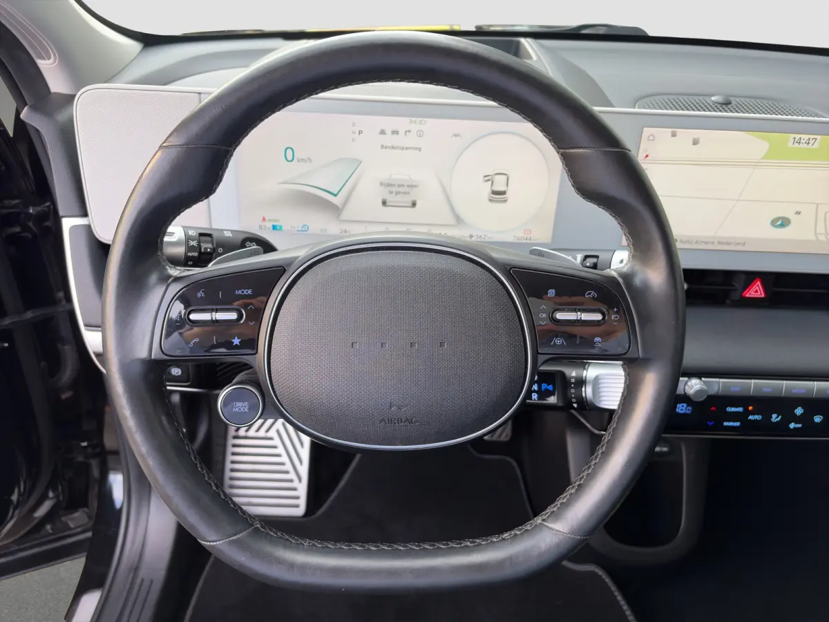 73kWh 218pk Lounge | Carplay | SOH 100% | Trekhaak | Stoelgeheugen | Elektrische achterklep | Dodehoekdetectie | Stoelventilatie | Warmtepomp | Adaptive cruise controle | 360 graden camera