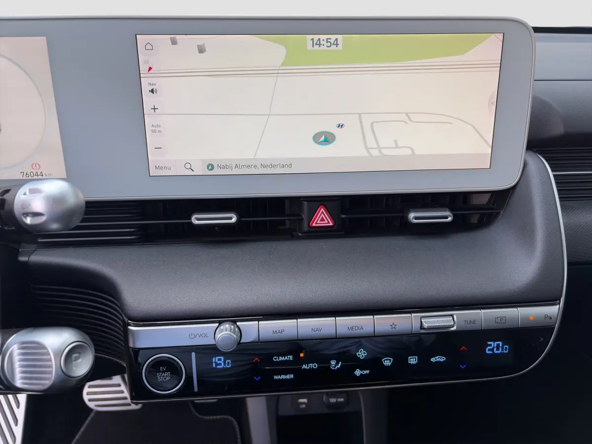 73kWh 218pk Lounge | Carplay | SOH 100% | Trekhaak | Stoelgeheugen | Elektrische achterklep | Dodehoekdetectie | Stoelventilatie | Warmtepomp | Adaptive cruise controle | 360 graden camera