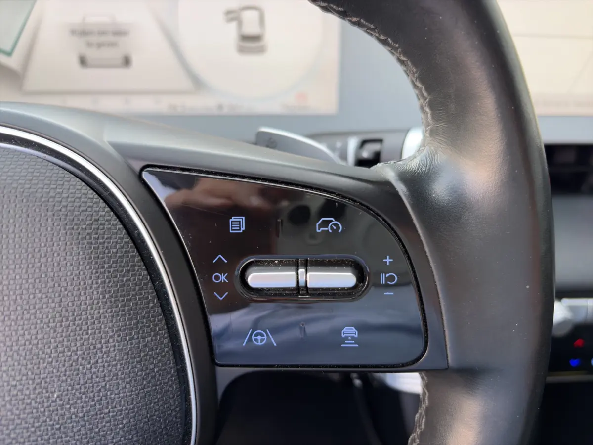 73kWh 218pk Lounge | Carplay | SOH 100% | Trekhaak | Stoelgeheugen | Elektrische achterklep | Dodehoekdetectie | Stoelventilatie | Warmtepomp | Adaptive cruise controle | 360 graden camera