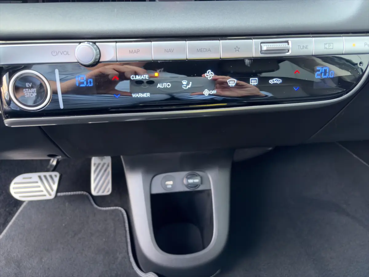 73kWh 218pk Lounge | Carplay | SOH 100% | Trekhaak | Stoelgeheugen | Elektrische achterklep | Dodehoekdetectie | Stoelventilatie | Warmtepomp | Adaptive cruise controle | 360 graden camera