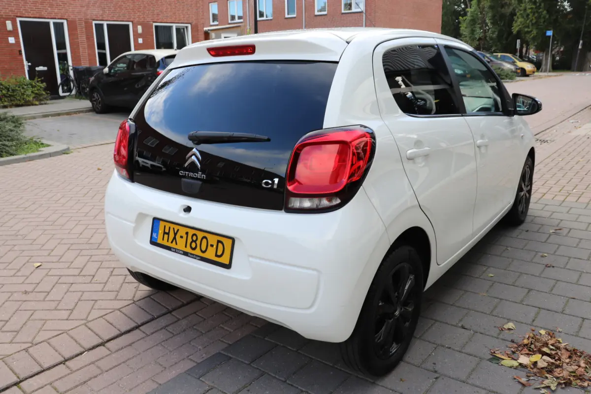 1.0 e-VTi Shine. Achteruitrijcamera.