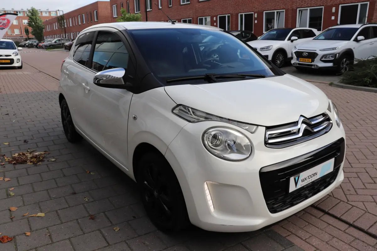 1.0 e-VTi Shine. Achteruitrijcamera.